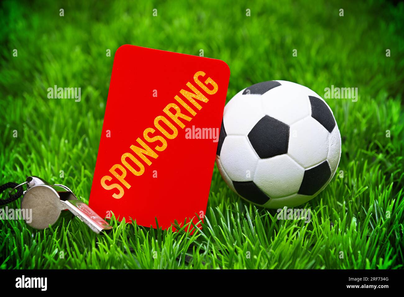 FOTOMONTAGE, Rote Karte mit Aufschrift Sponsoring neben Fußball auf Fußballrasen, Symbolfoto Kündigung von Sponsoring-Verträgen Stock Photo