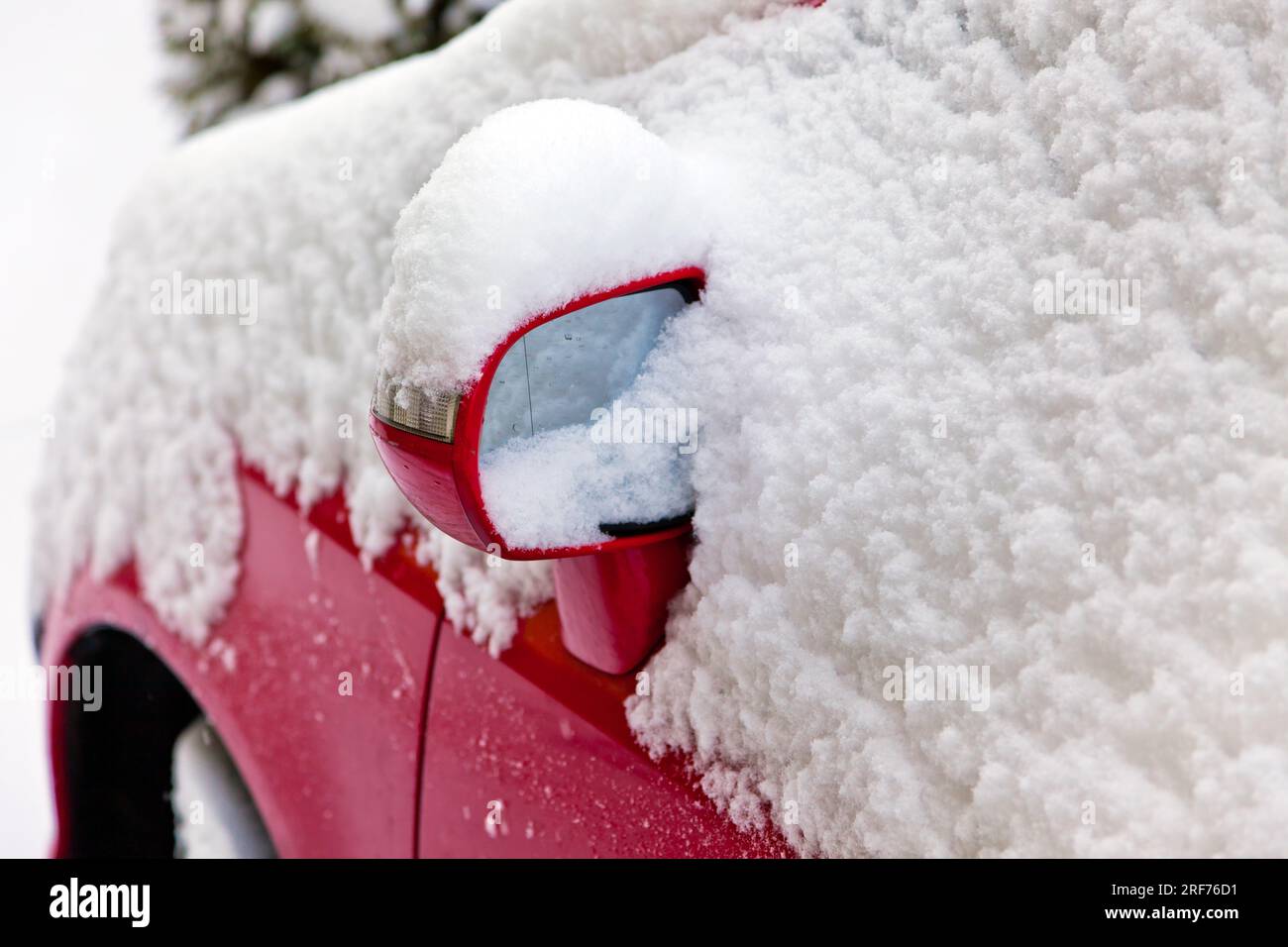 Ein eingeschneites rotes Auto im Winter, Schnee, Rad, Spiegel Stock Photo -  Alamy