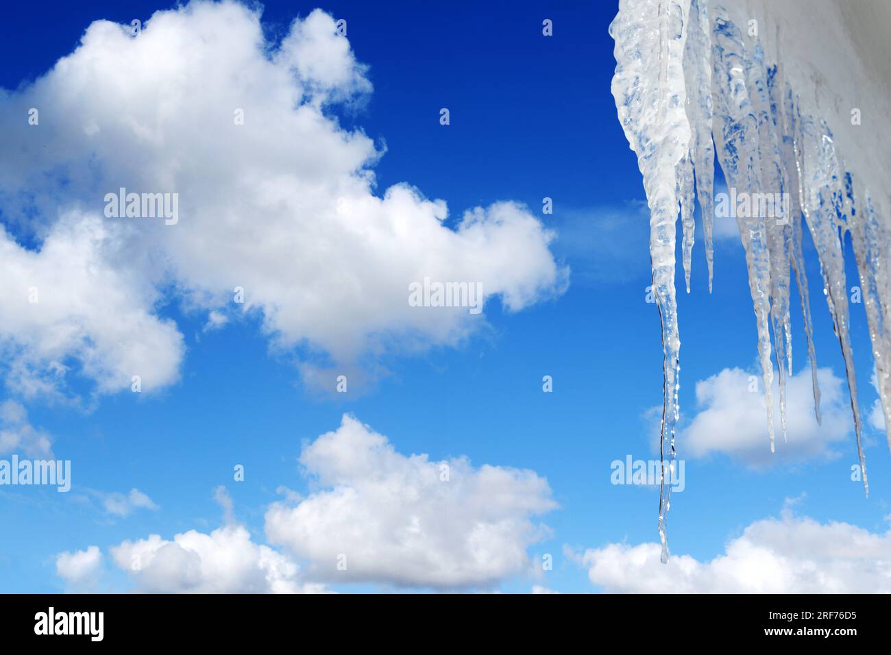 Eiszapfen an einem Haus in Adenstedt, Gemeinde Ilsede, Kreis Peine, Niedersachsen, Deutschland, Winter, Stock Photo