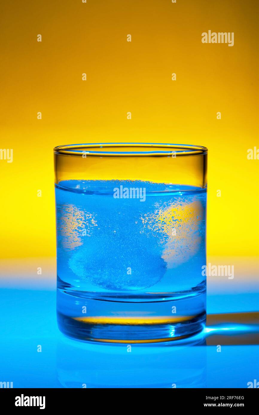 Eine Brausetablette lÖst sich in einem Glas Wasser auf, Aspirin C, Stock Photo