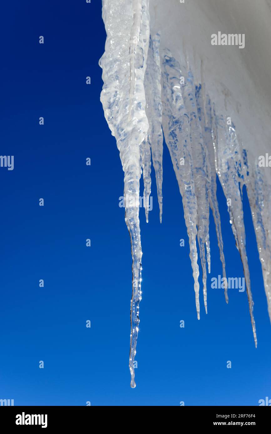 Eiszapfen an einem Haus in Adenstedt, Gemeinde Ilsede, Kreis Peine, Niedersachsen, Deutschland, Winter, Stock Photo