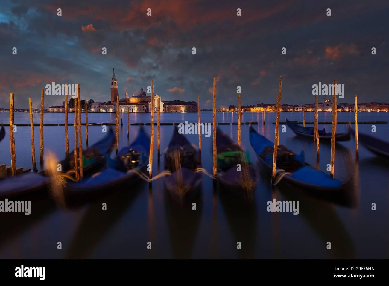 Gondeln vor der Piazzetta an der Lagune am Markusplatz blaue Stunde vor Sonnenaufgang, hinten Insel San Giorgio, Venedig, Italien Stock Photo