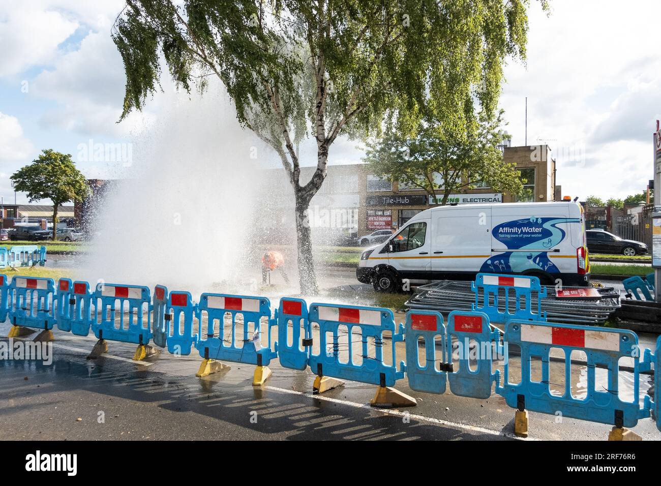 Roasdside water main burst hires stock photography and images Alamy