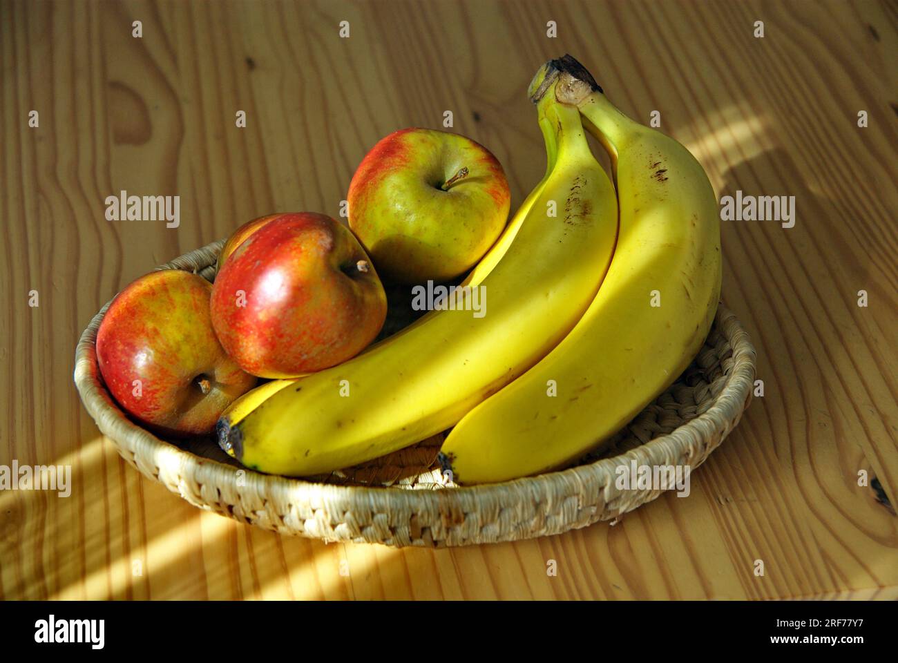 Stillife - Bananen und Äpfel in einem Korb, Obstschale Stock Photo - Alamy