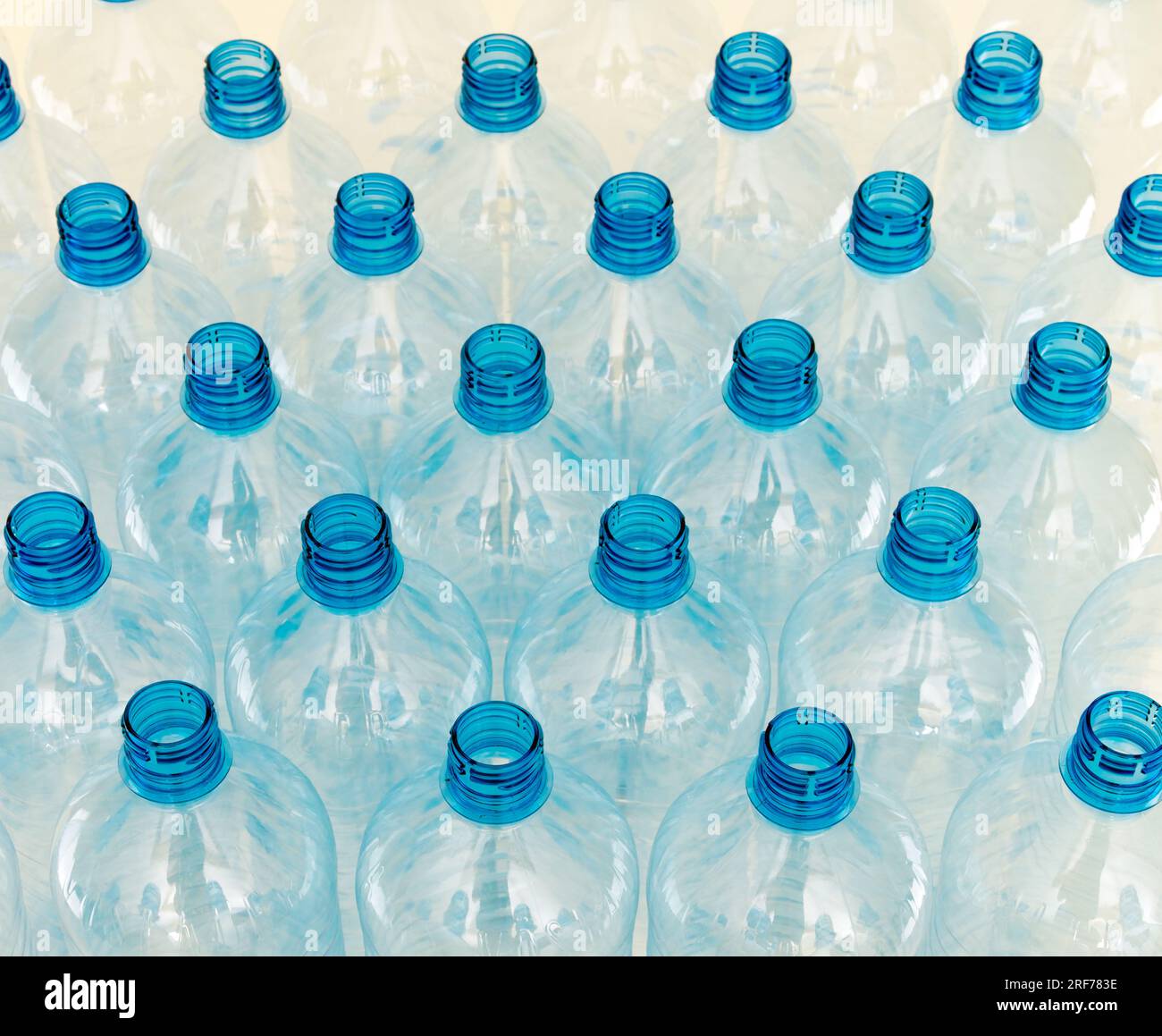 Leere Wasserflaschen, blauer Verschluss Stock Photo