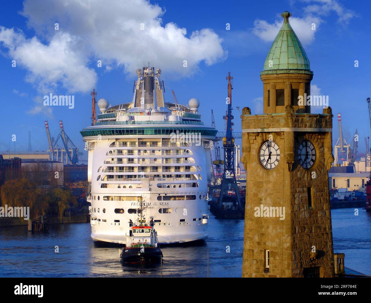 Deutschland, Hamburg, St. Pauli-Landungsbruecken, Passagierschiff 'Freedom of the Seas' beim Eindocken Stock Photo