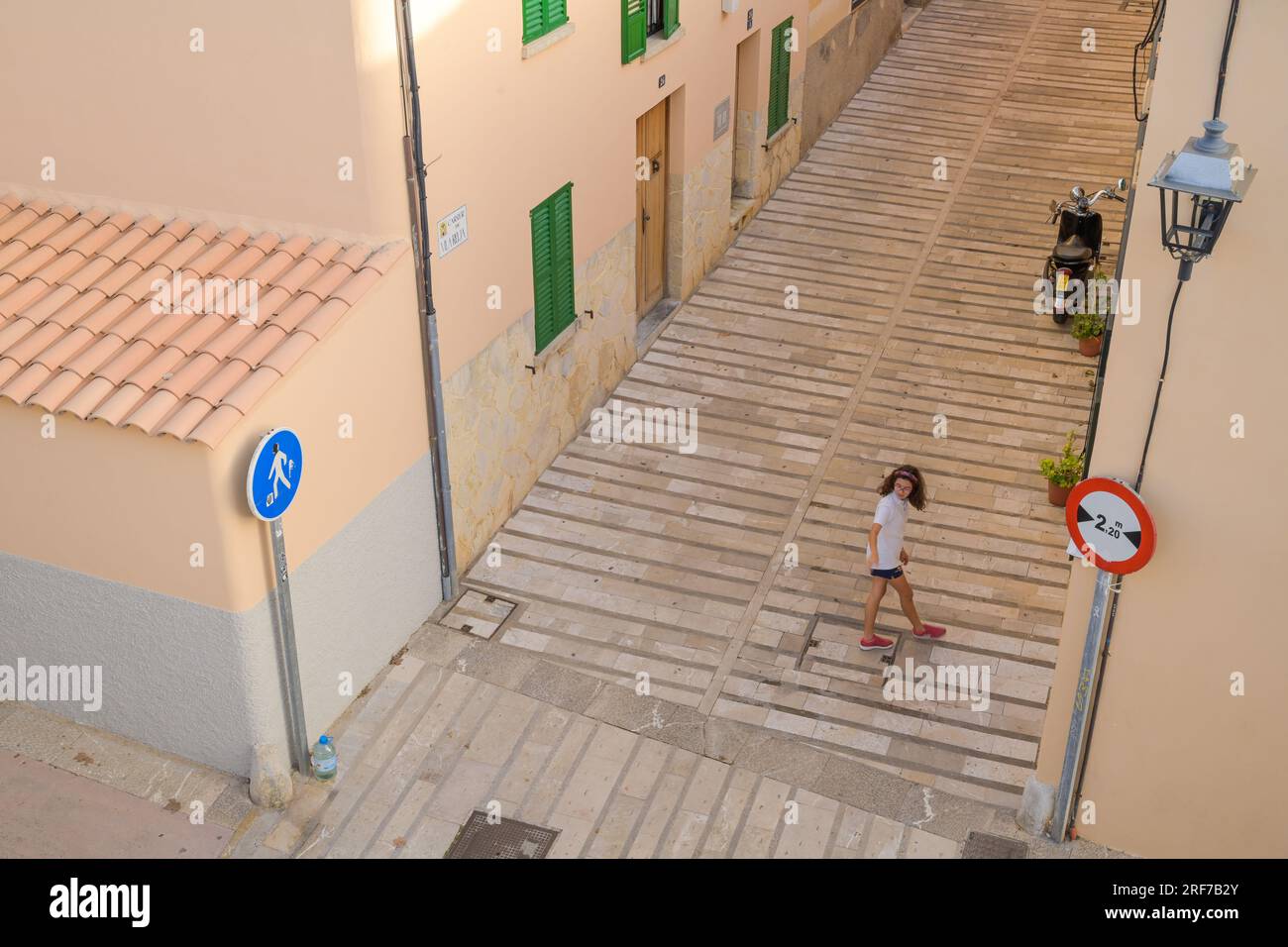 Passant, Gasse, Altstadt, Alcudia, Mallorca, Spanien Stock Photo