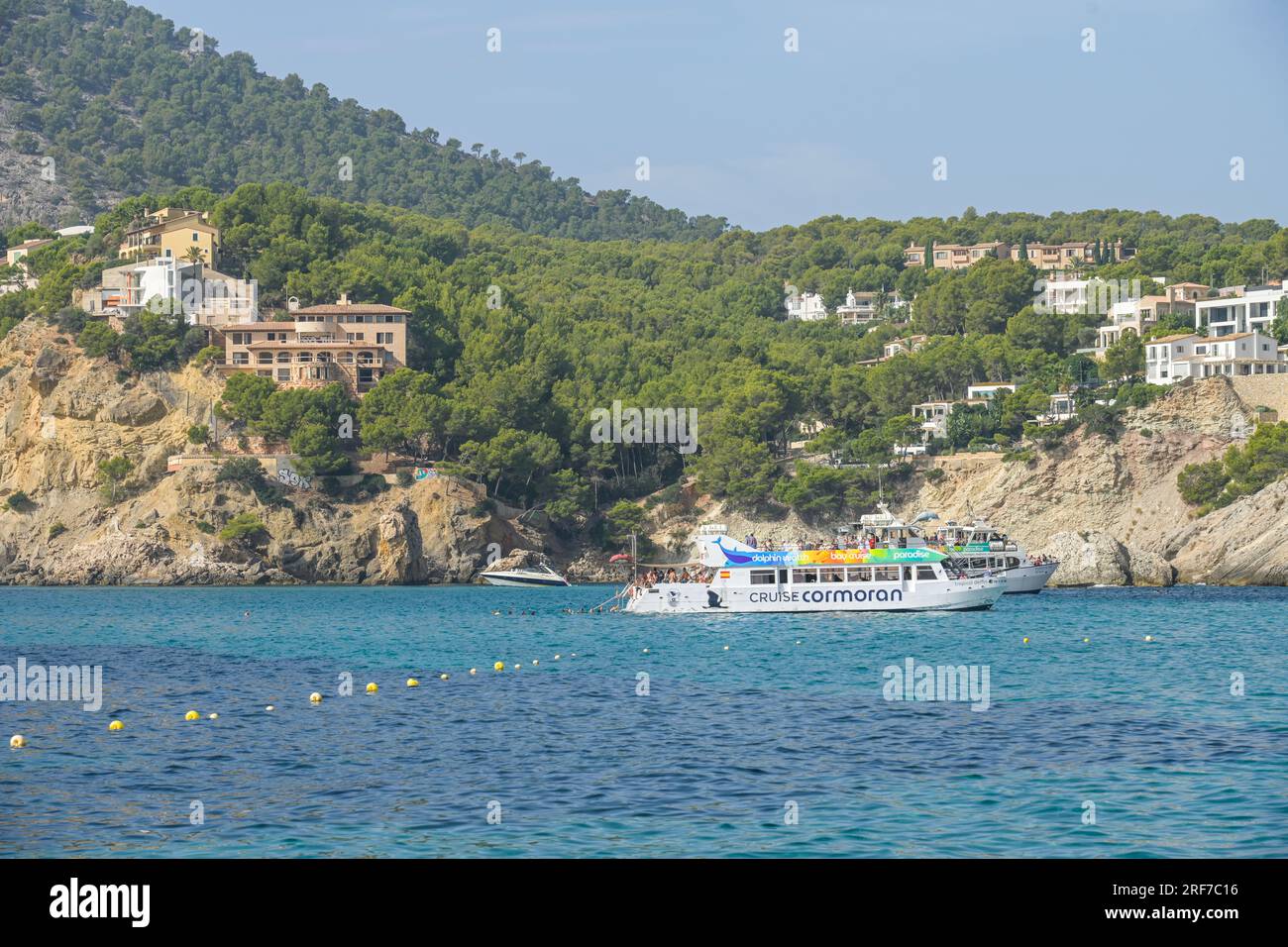 Ausflugsboote, nahe des Playa de Ses Dones, Bucht von Camp de Mar, Mallorca, Spanien Stock Photo