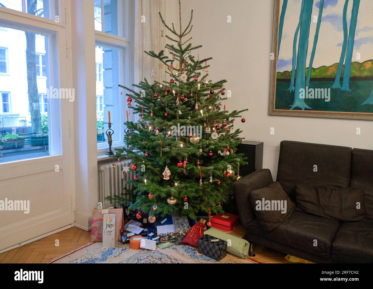 Tannenbaum geschmückt hi res stock photography and images Alamy