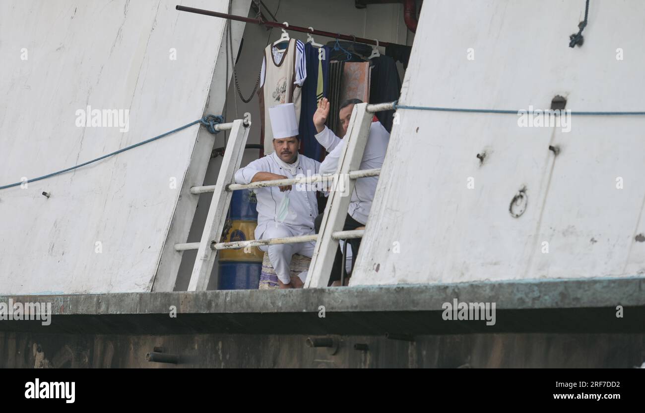 Koch macht Pause, Kreuzfahrtschiff am Pier, Ägypten Stock Photo