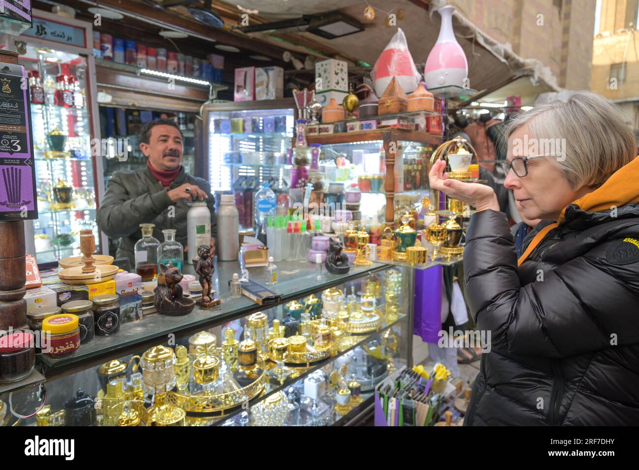 Verkauf Parfum und ätherische Öle, Khan el-Khalili Basar, Altstadt, Kairo, Ägypten Stock Photo