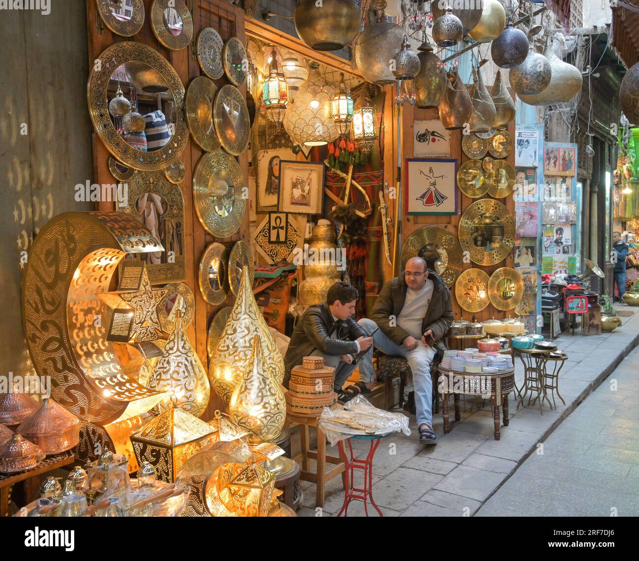 Verkauf Metallhandwerk, Messing, Lampen, Khan el-Khalili Basar, Altstadt, Kairo, Ägypten Stock Photo