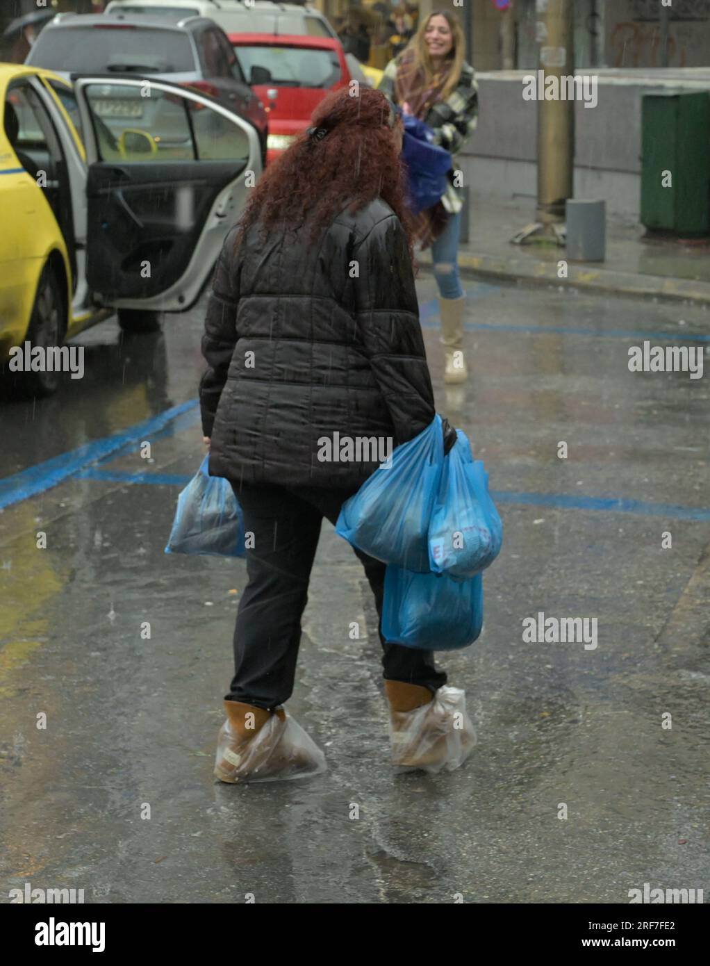 Szene, Regenwetter, Frau, Plastiktüten, Schuhe, Athen, Griechenland Stock Photo