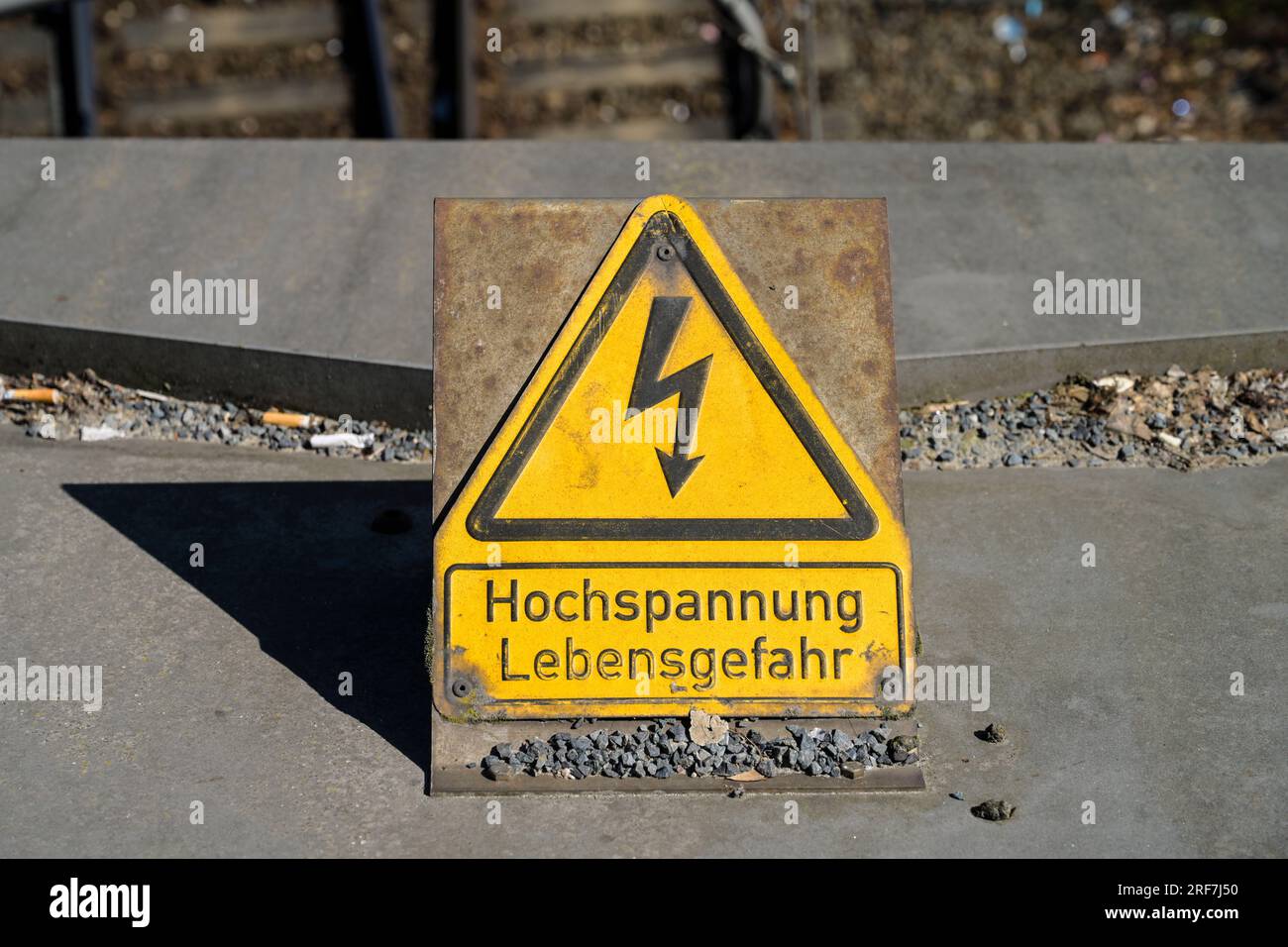 Oberleitung, Schild Hochspannung Lebensgefahr, Moabit, Mitte, Berlin, Deutschland *** Local Caption *** , Berlin, Deutschland Stock Photo