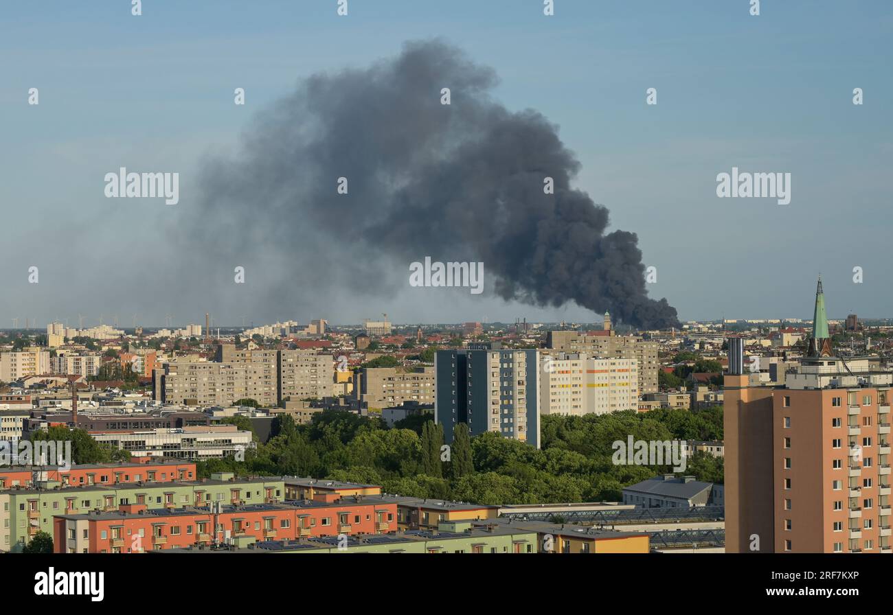 31.05.2023. Brand einer Lagerhalle in der Lahnstraße in Neukölln. Rauchentwicklung ist weithin erkennbar, Berlin, Deutschland *** Local Caption *** , Stock Photo