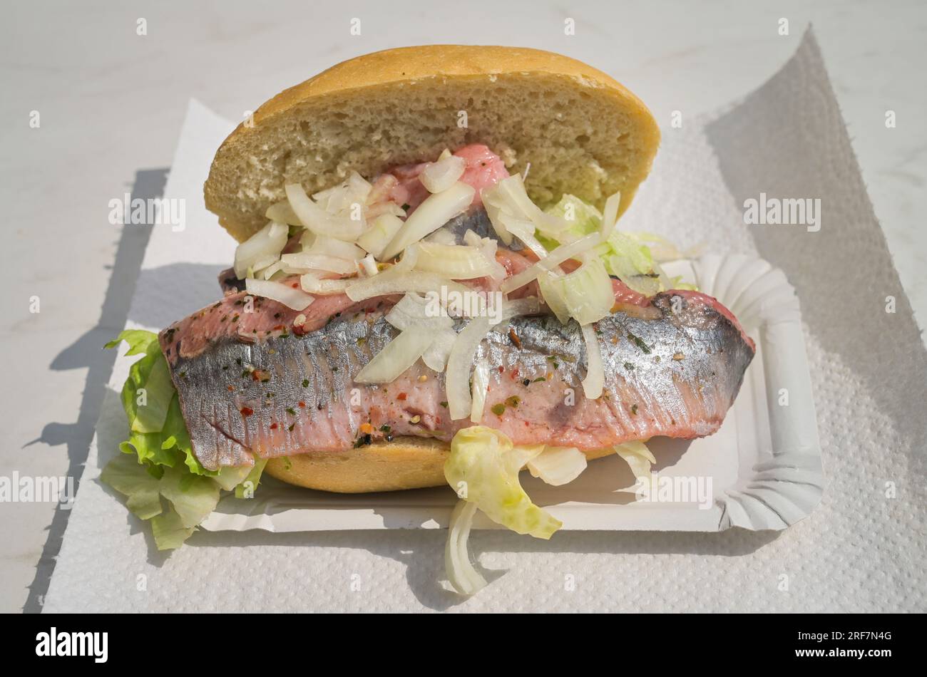 Brötchen mit Matjeshering Stock Photo - Alamy