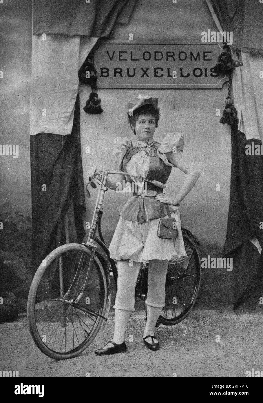 Jolie jeune femme à vélo sur une route de campagne image libre de droit