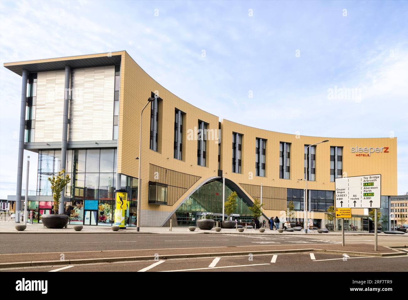 17 September 2022: Dundee, Scotland - The railway station and the SleeperZ Hotel, which was built in 2018 and replaced the old station as part of the Stock Photo