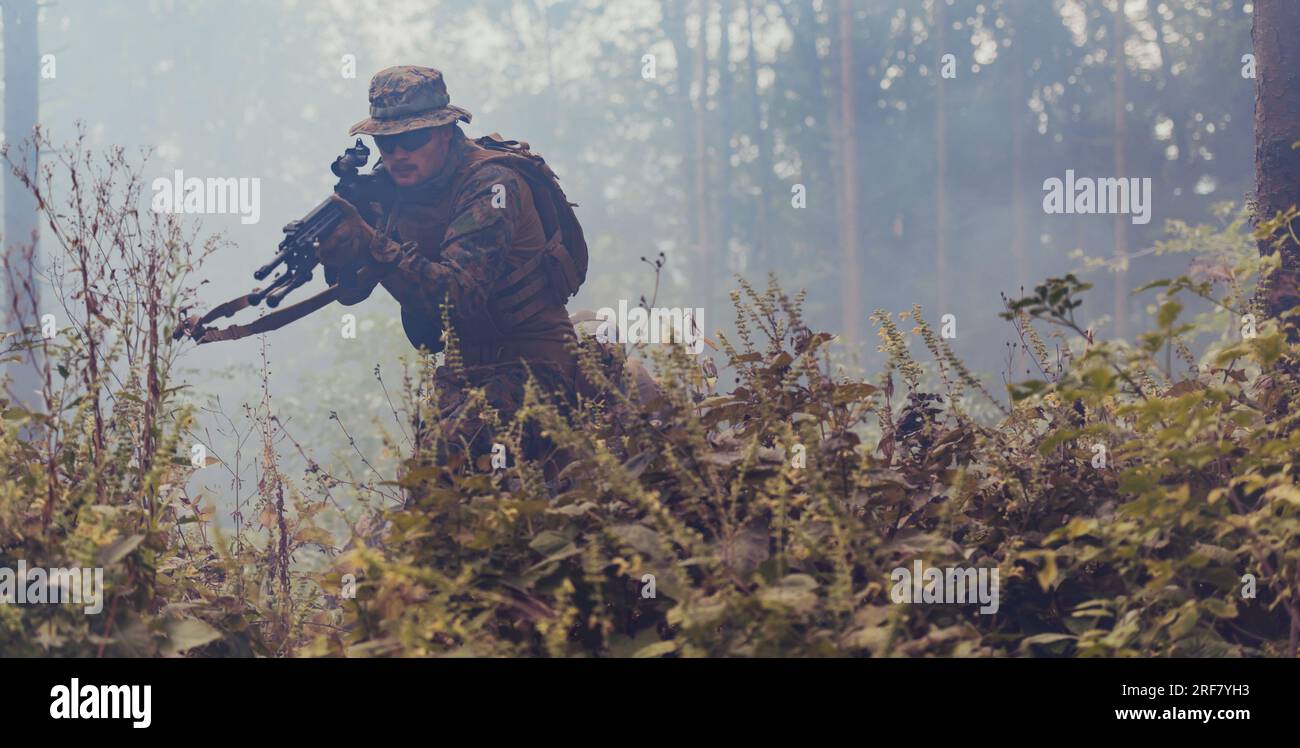 Military action in dense forest hi-res stock photography and images - Alamy