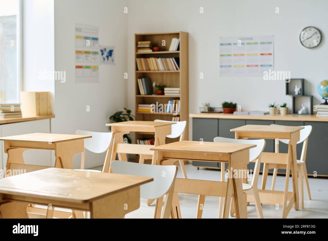 Empty classroom with wooden desks in school Stock Photo - Alamy