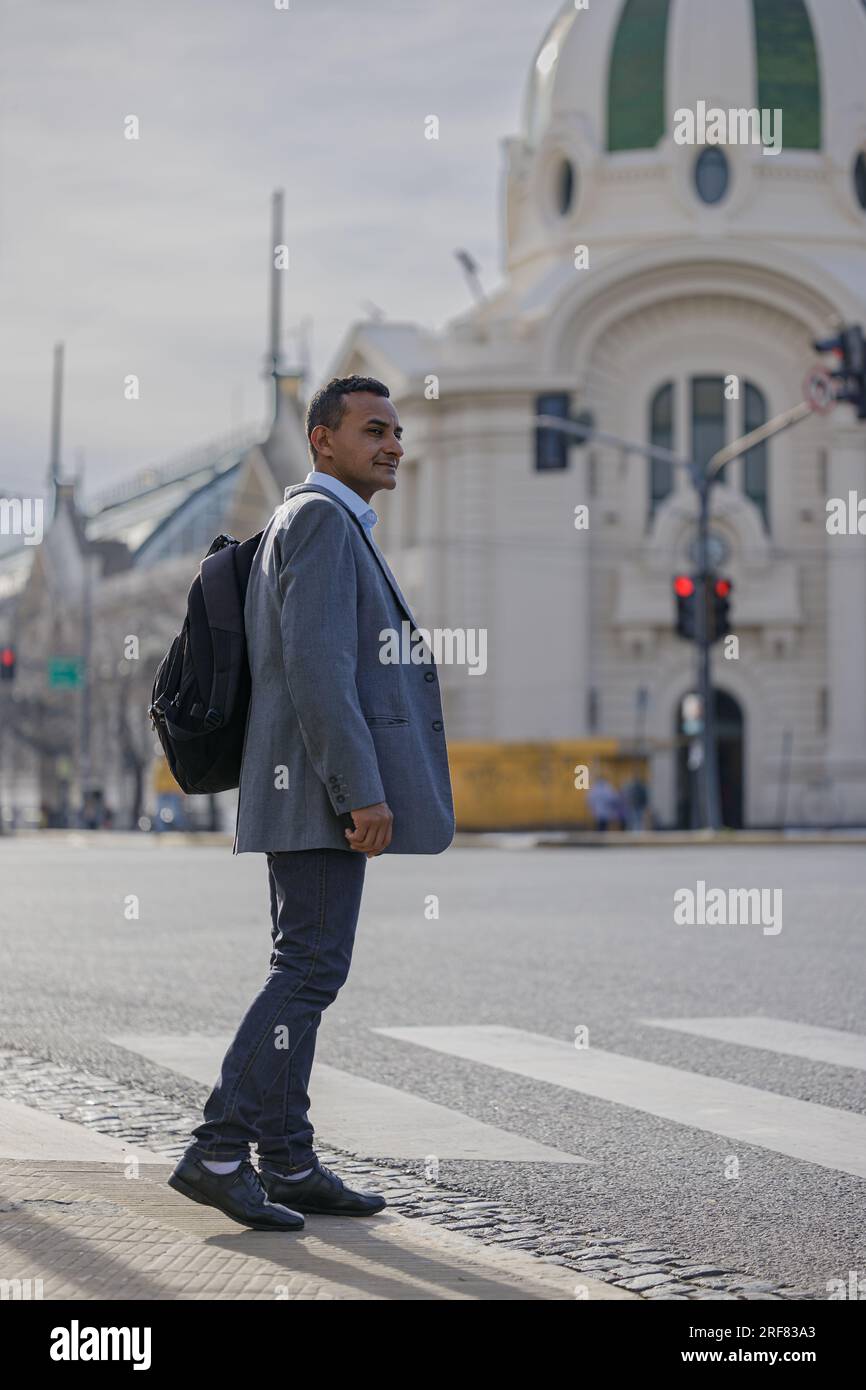 Man suit and walking and street hi-res stock photography and images - Alamy