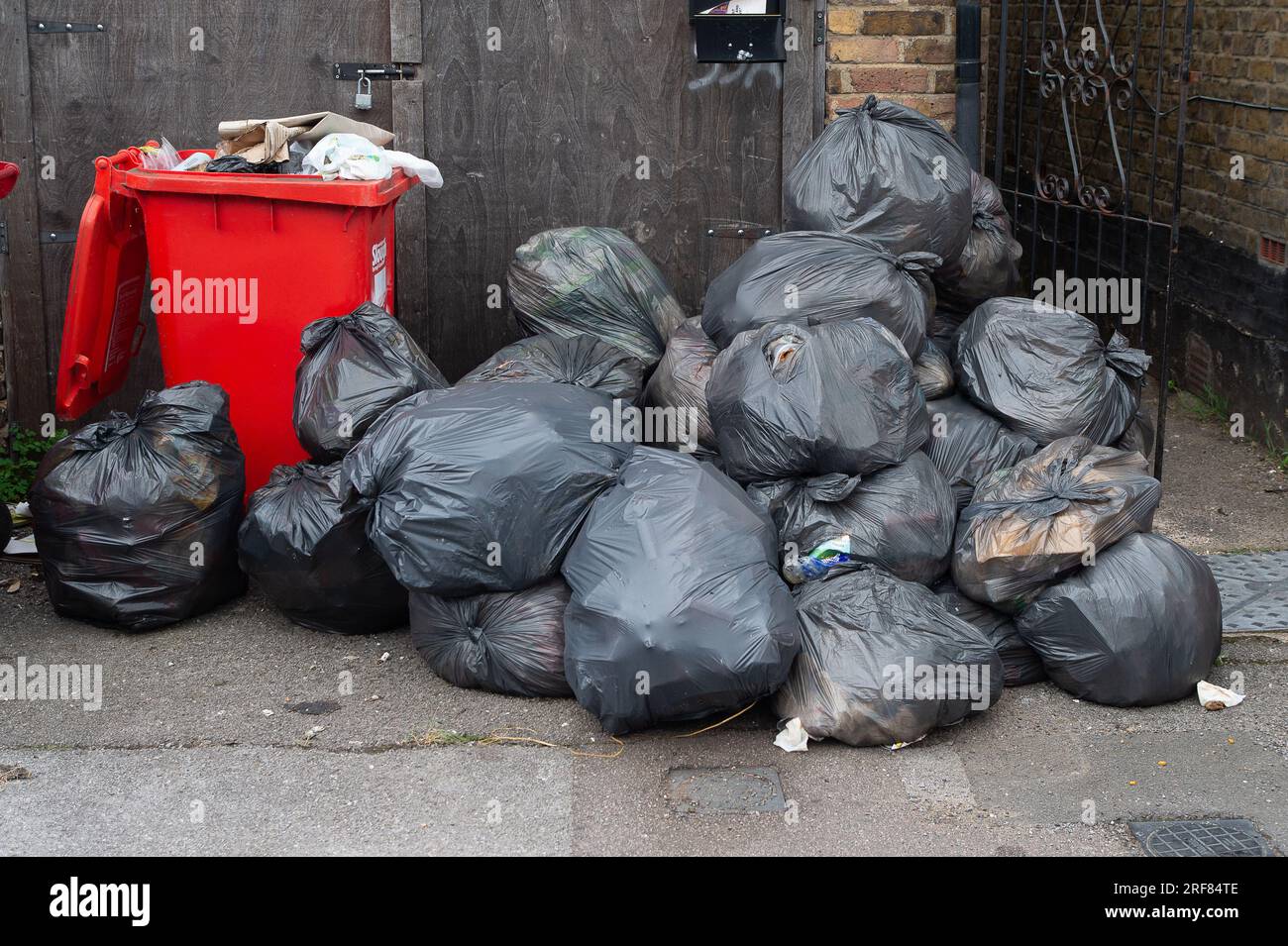 Slough, Berkshire, UK. 1st August, 2023. Overflowing bins and rubbish