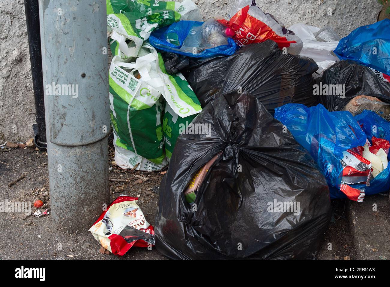 Slough Berkshire UK 1st August 2023 Overflowing Bins And Rubbish slough-berkshire-uk-1st-august-2023-overflowing-bins-and-rubbish