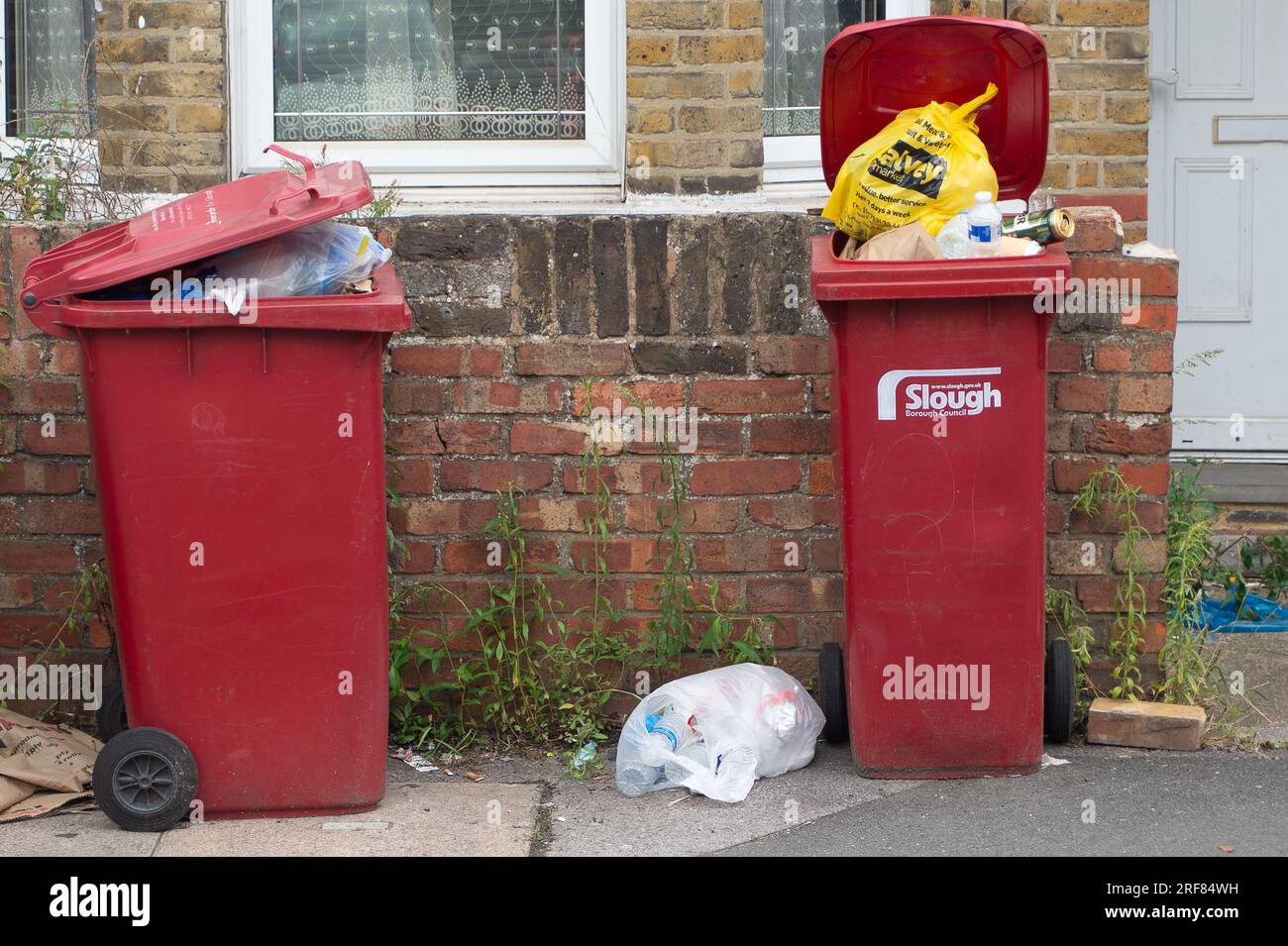 Slough Berkshire UK 1st August 2023 Overflowing Bins And Rubbish slough-berkshire-uk-1st-august-2023-overflowing-bins-and-rubbish