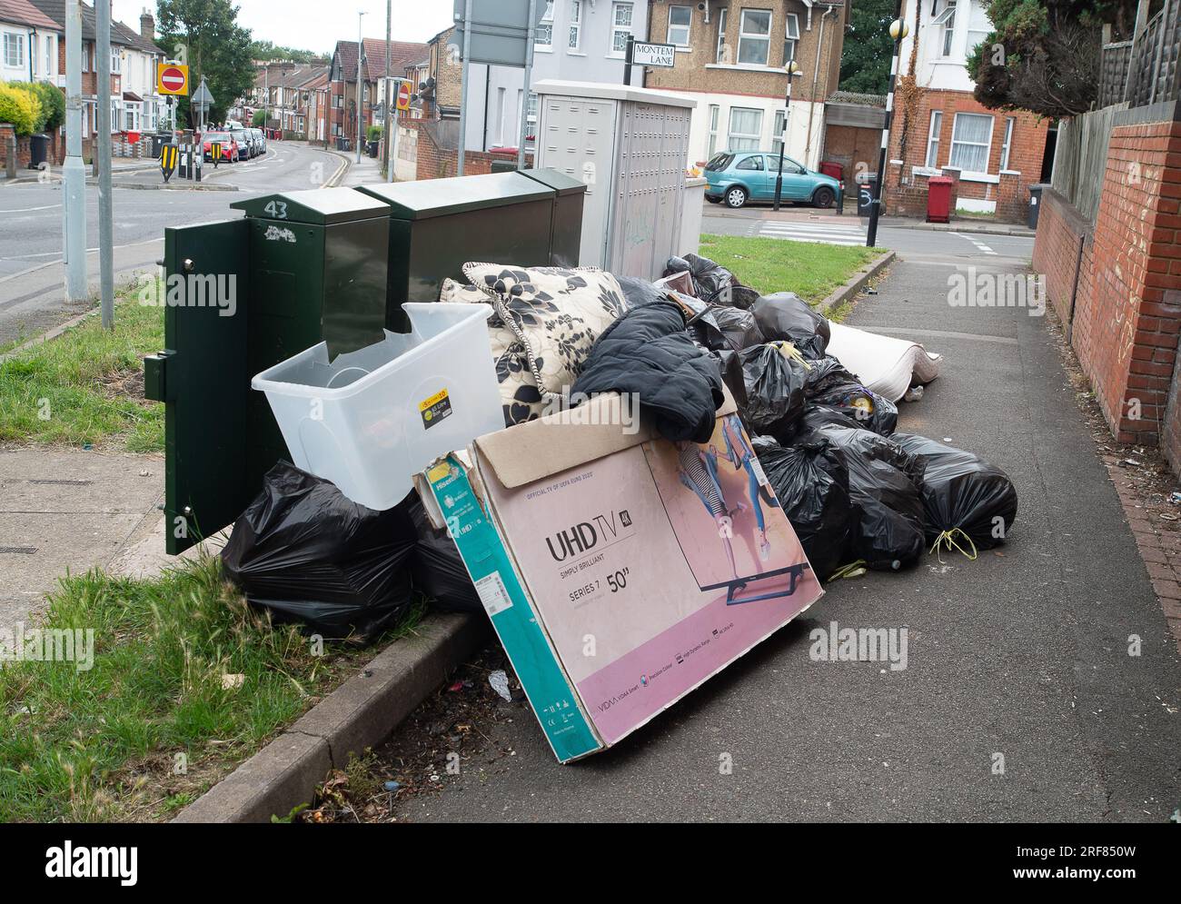 Slough Berkshire UK 1st August 2023 Overflowing Bins And Rubbish slough-berkshire-uk-1st-august-2023-overflowing-bins-and-rubbish