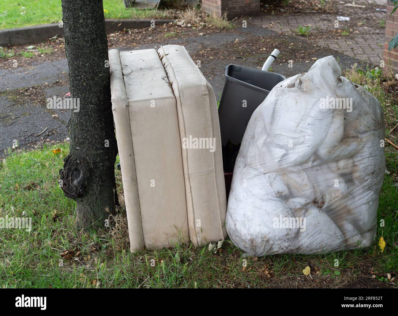 Slough, Berkshire, UK. 1st August, 2023. Overflowing bins and rubbish