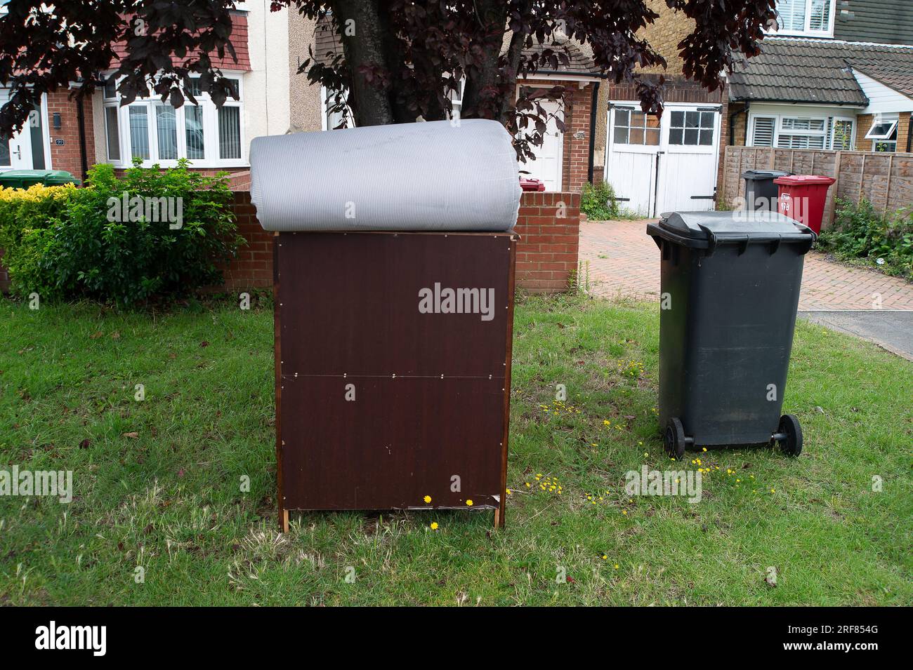 Slough Berkshire UK 1st August 2023 Overflowing Bins And Rubbish slough-berkshire-uk-1st-august-2023-overflowing-bins-and-rubbish