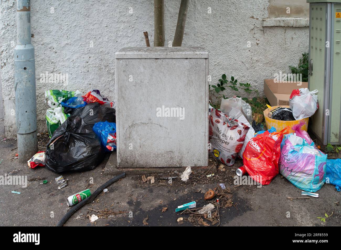 Slough, Berkshire, UK. 1st August, 2023. Overflowing bins and rubbish