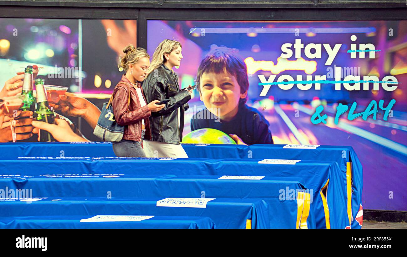 Glasgow, Scotland, UK 31st July, 2023. UCI anti terrorist barriers are installed for the world championships on the city streets and channelling crowds for bag check with traffic and barriers.  People use the street crowd control barriers. . Credit Gerard Ferry/Alamy Live News Stock Photo