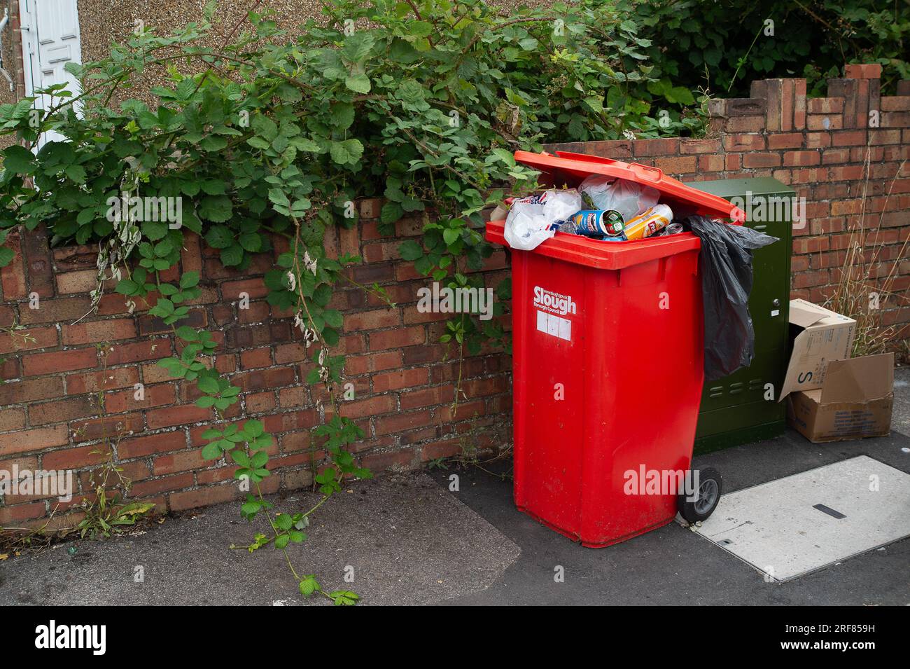 slough-berkshire-uk-1st-august-2023-overflowing-bins-and-rubbish