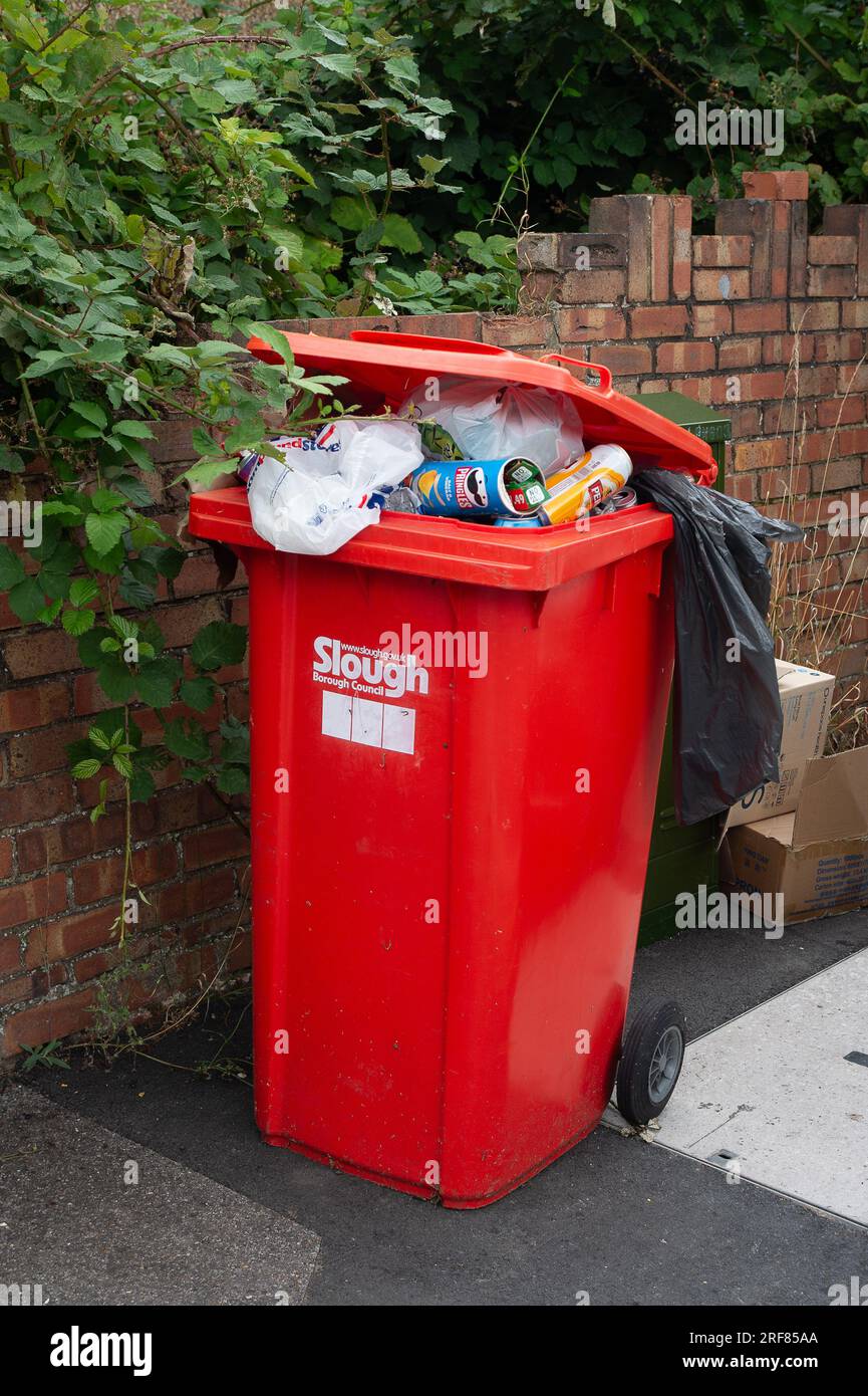 Slough, Berkshire, UK. 1st August, 2023. Overflowing bins and rubbish
