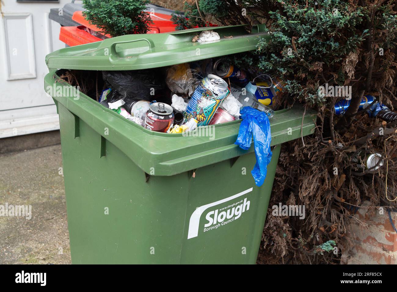 Slough Berkshire UK 1st August 2023 Overflowing Bins And Rubbish slough-berkshire-uk-1st-august-2023-overflowing-bins-and-rubbish