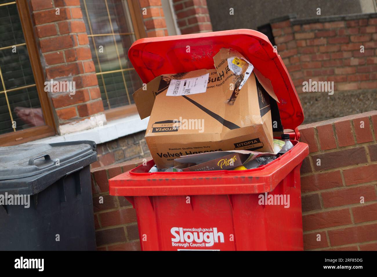 Slough, Berkshire, UK. 1st August, 2023. Overflowing bins and rubbish