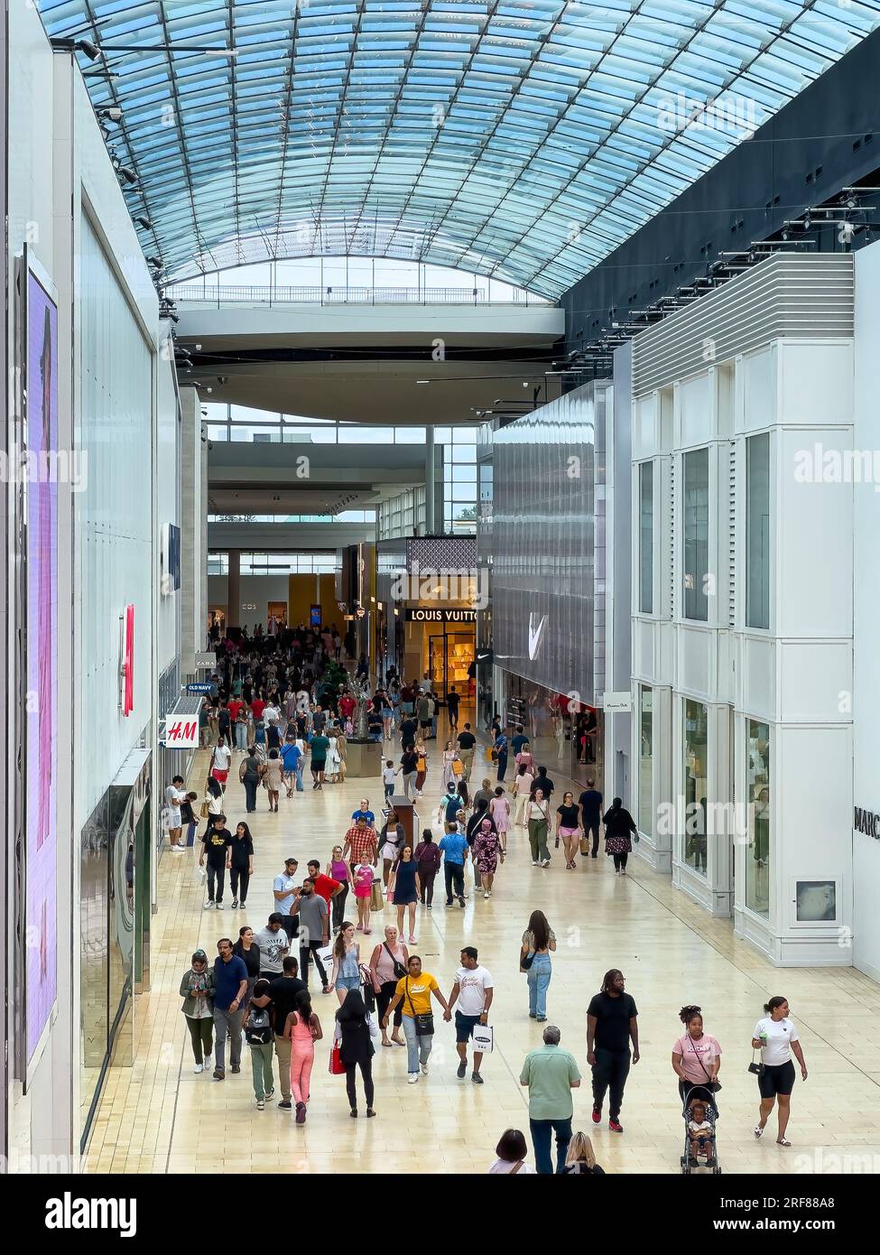 Toronto, Canada, Yorkdale Mall, Group of people walking in the interior of  the famous commercial building. High angle view showing the glass skylight  Stock Photo - Alamy