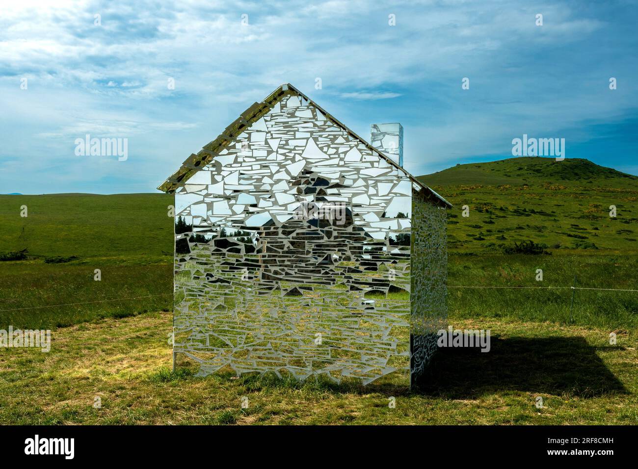 Horizons 'Arts-Nature' 2023 in Sancy. La cabane aux miroirs work by Antoine Janot. Puy de Dome. Auvergne Rhone Alpes. France Stock Photo