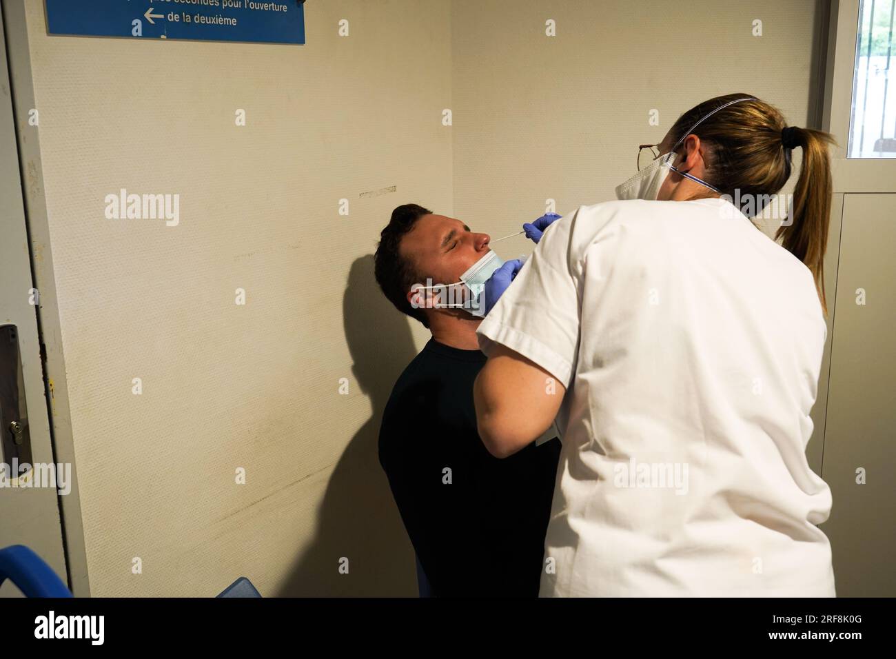 Patient in the emergency room of a university hospital. This young man ...