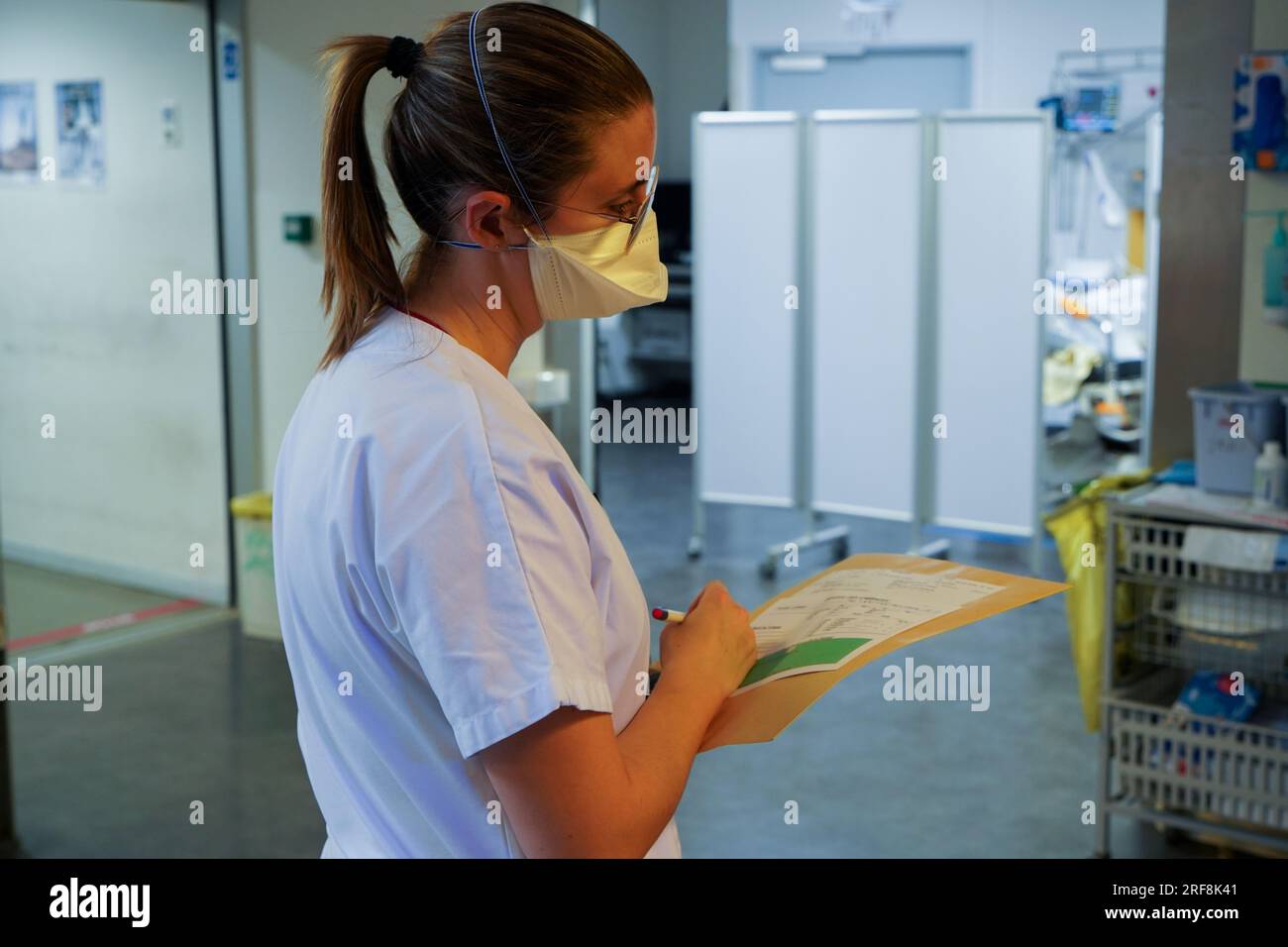 Nurse in the emergency room of a university hospital. A young man ...