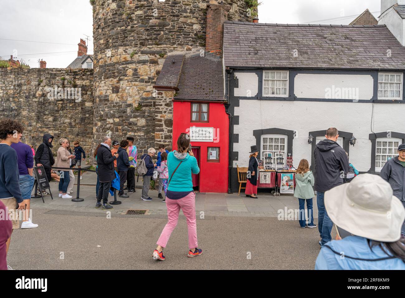 Smallest house in Great Britain with tourists Stock Photo