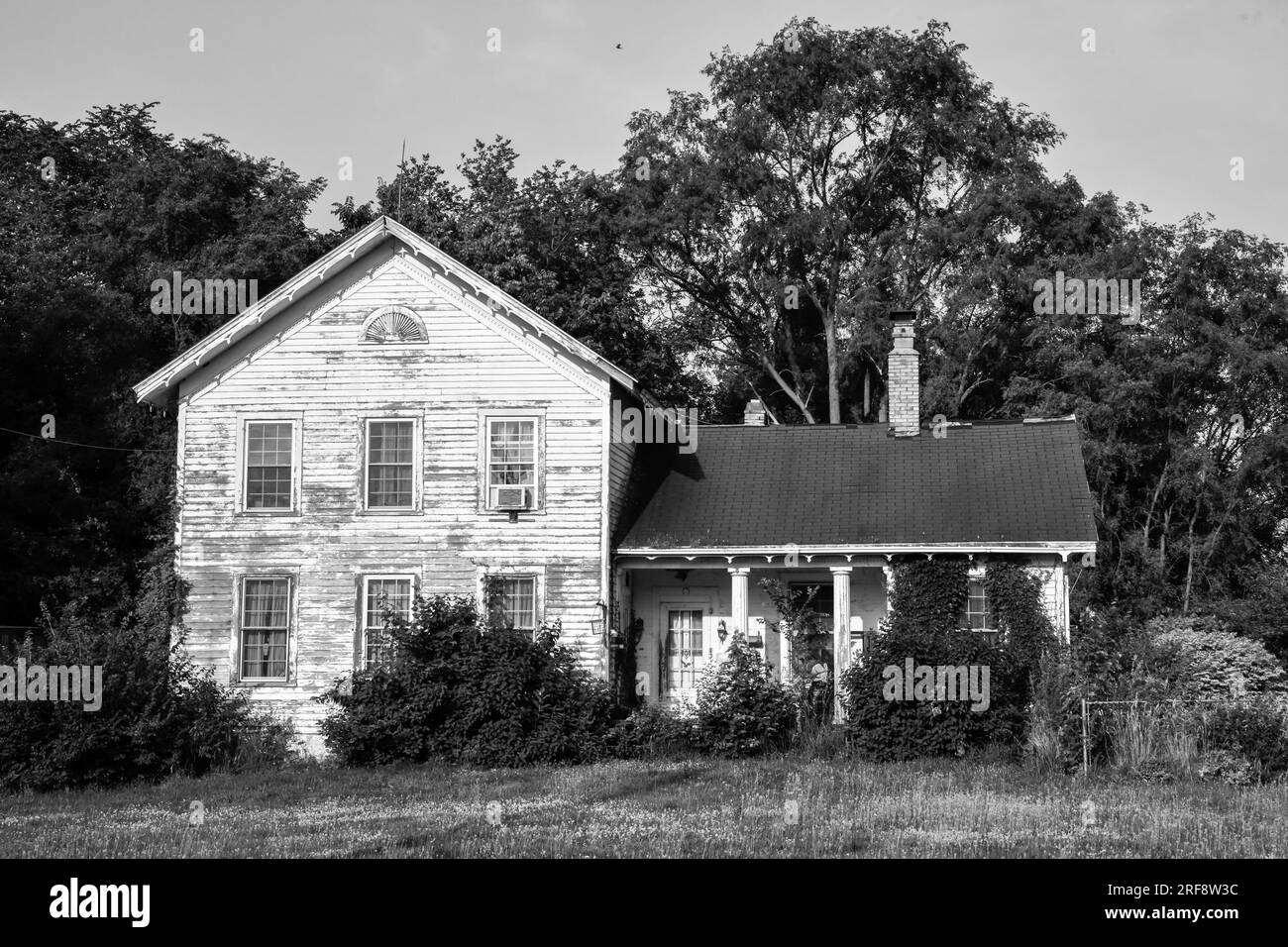 Vintage weathered and worn wood farm barn building Stock Photo Alamy