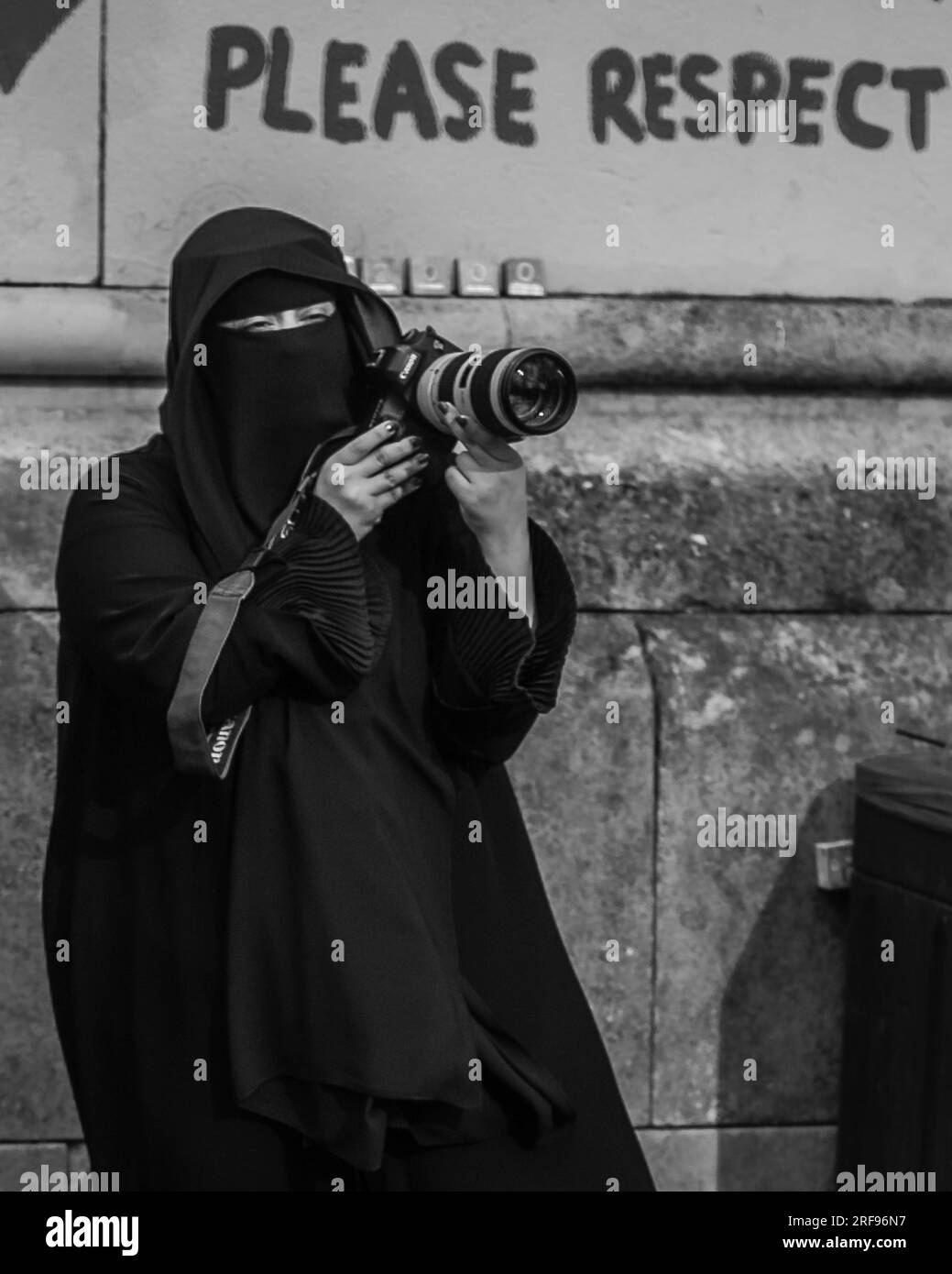 an-arabic-woman-photographer-in-london-stock-photo-alamy