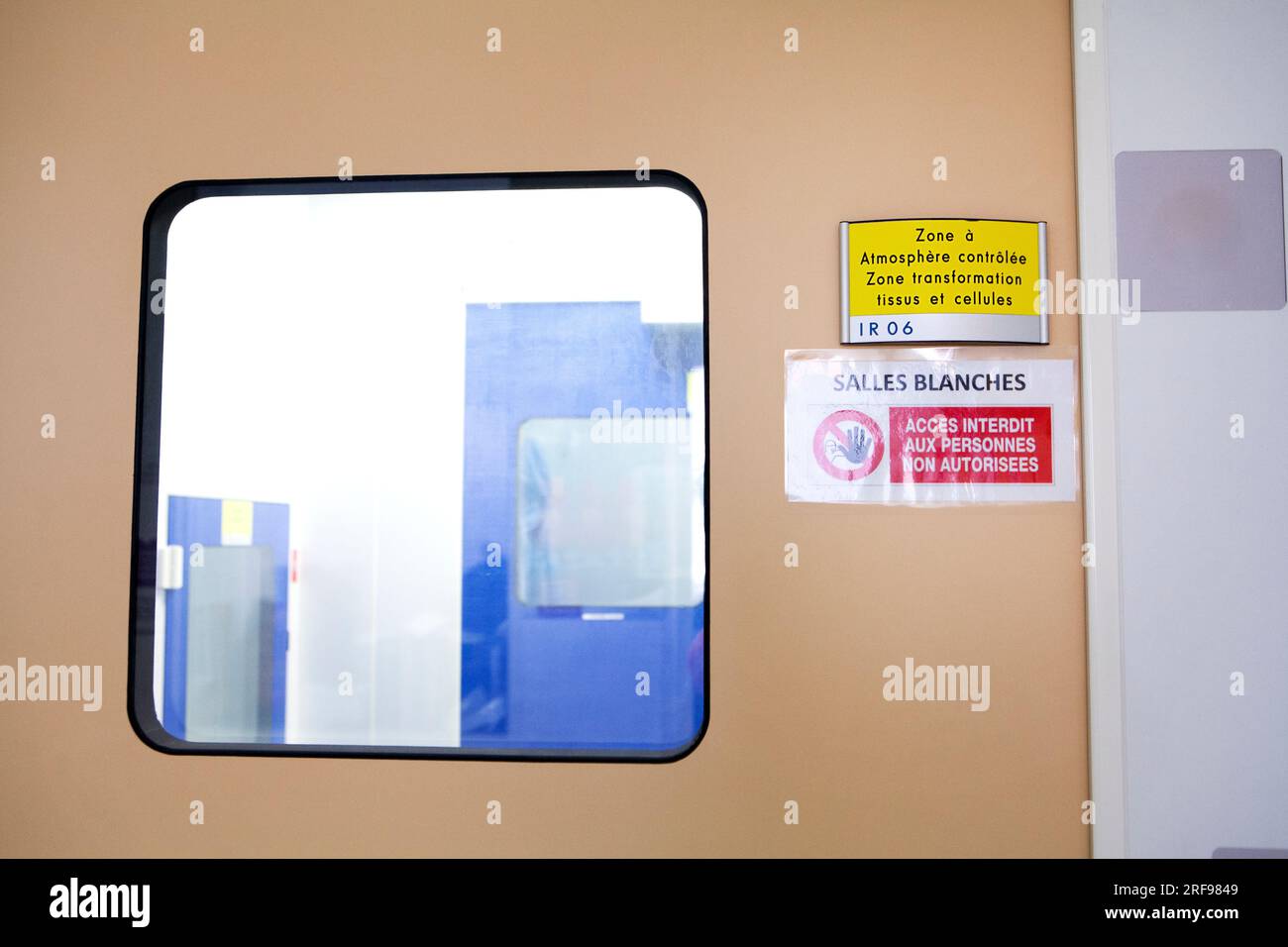 Controlled atmosphere area in a biobank for the preparation of
