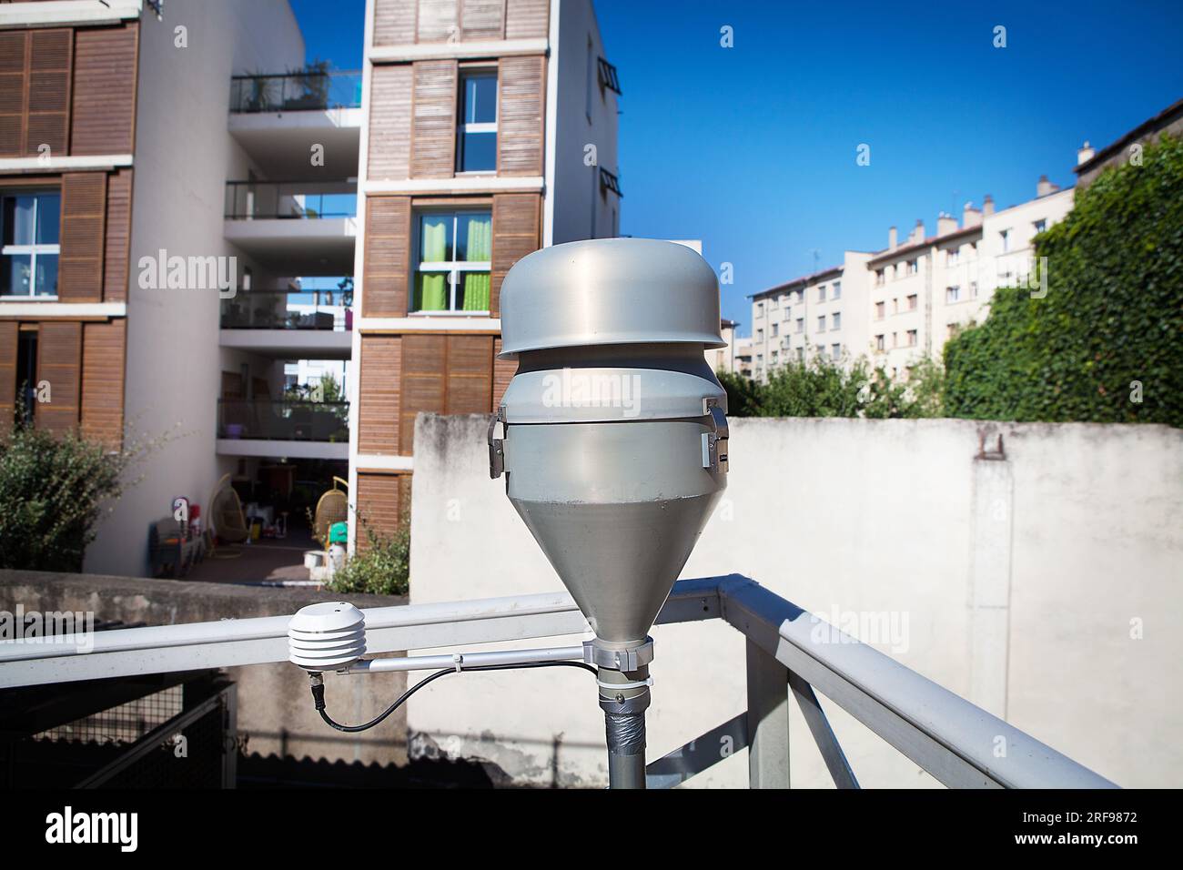 Air quality monitoring station near homes Stock Photo Alamy