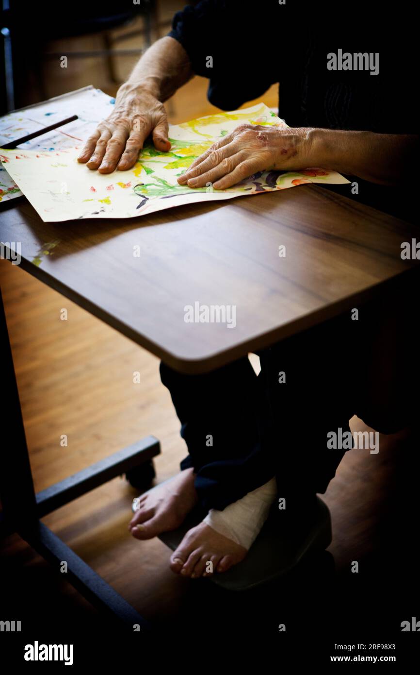 Art therapy in a retirement home for Alzheimer's and dementia patients ...