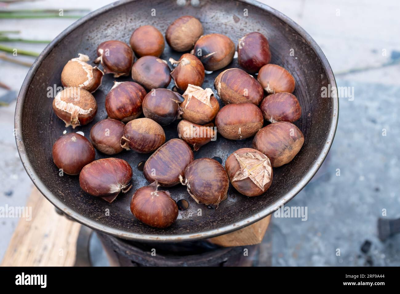 https://c8.alamy.com/comp/2RF9A44/chestnuts-roasting-in-a-top-hair-on-a-vintage-wood-stove-2RF9A44.jpg