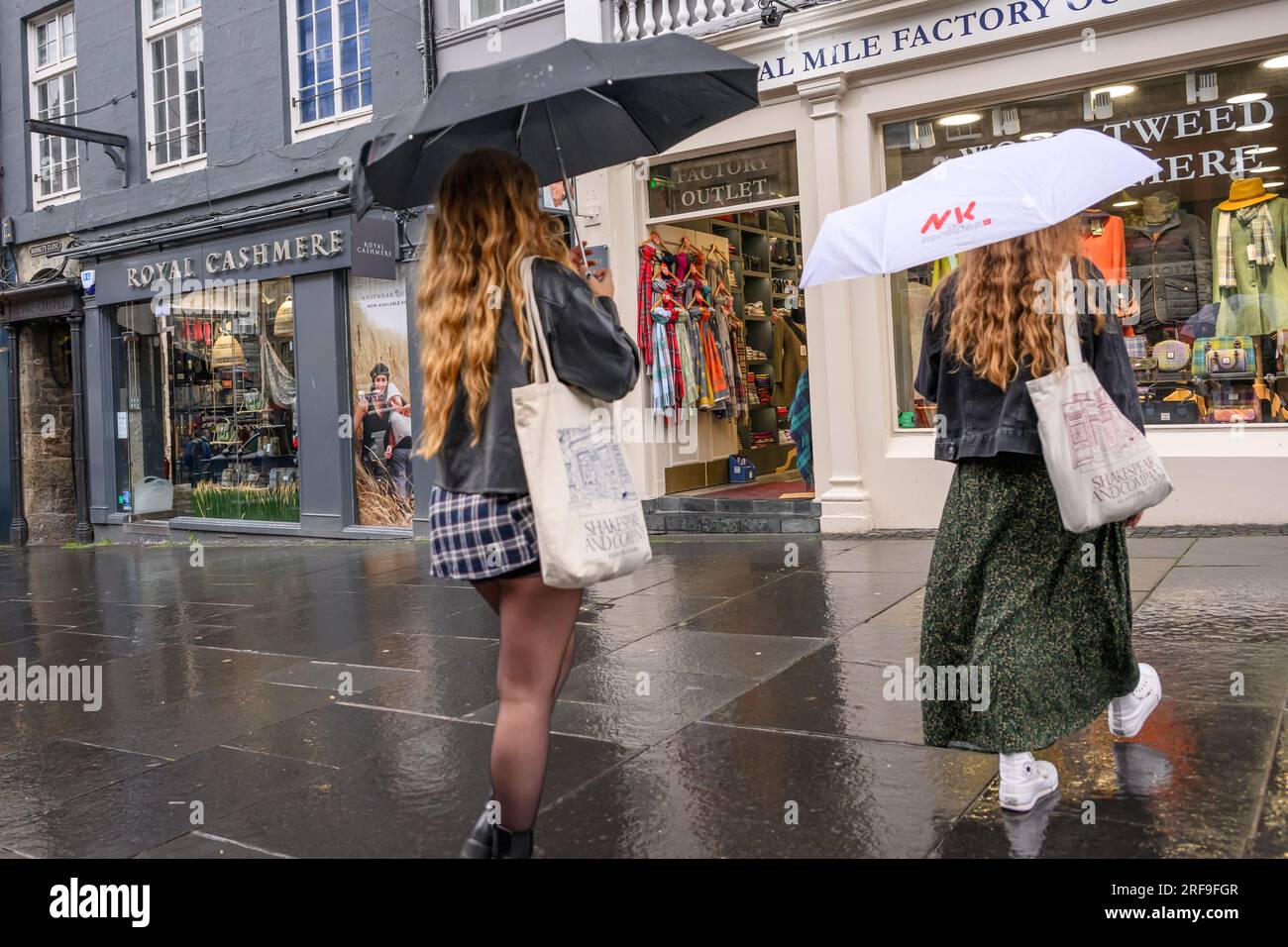 Shoppers On A Rainy Day On High Street, The Royal Mile, Edinburgh, Scotland, United Kingdom, UK Stock Photo