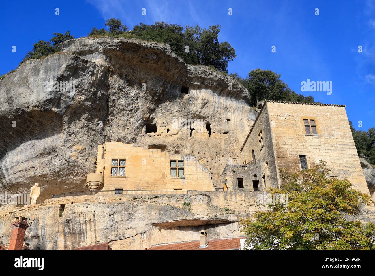 Les Eyzies de Tayac capitale mondiale de la préhistoire et son ancien château devenu le Musée National de Préhistoire. France Stock Photo